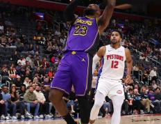 完美竞技-包含西亚卡姆回归赛场，爆冷首场状态亮眼，湖人观众沸腾！的词条