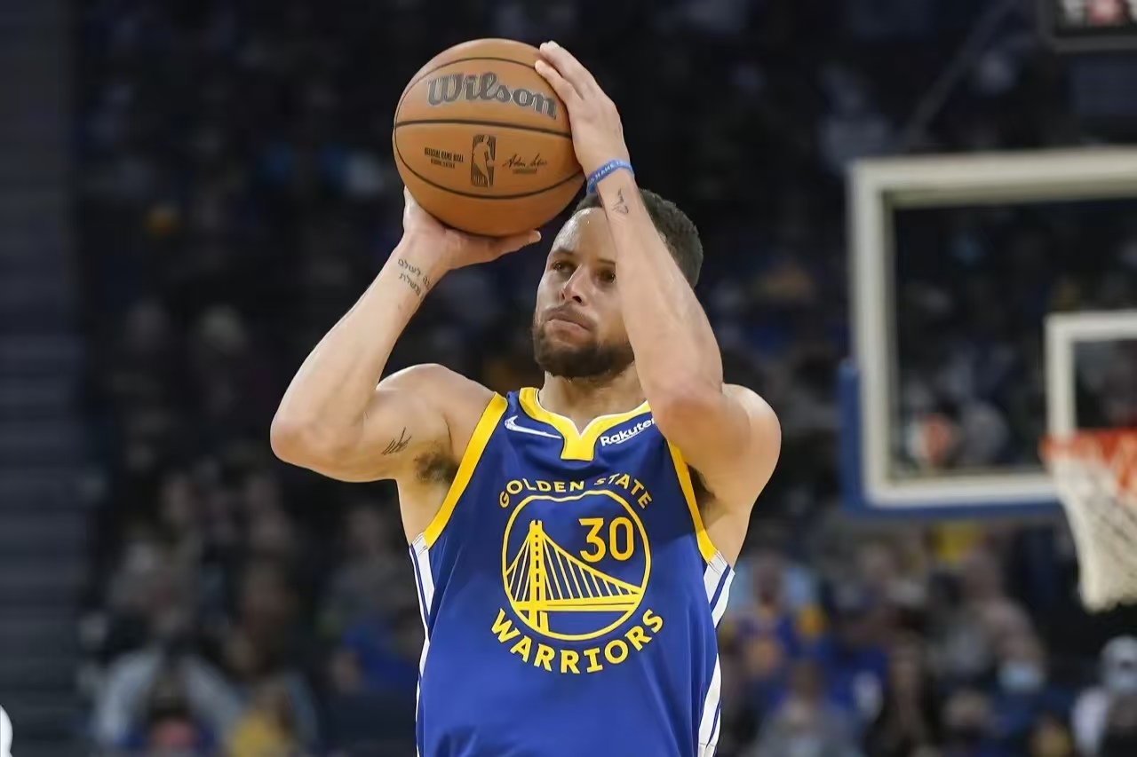 完美竞技-库里迎来二十赛季高光表现，巴塞罗那球迷沸腾！的简单介绍